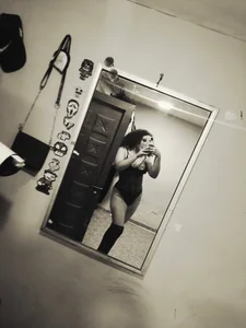 Laura77_🖤图片