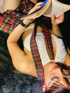 Melaniefire_ Classy, cute & a little mischievous.🔥 Billede