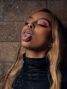 Carmilla_ face, humidity and darkness Pic 6