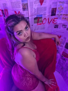 In red lingerie de Agatha_humidity  7 Imagens