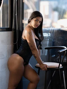 ElleGisellee SENSUAL BLACK Pic 4