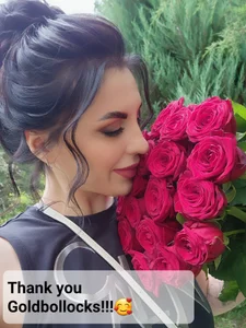 MilfNextDoor20: Don't forget the flowers for the princess! ( 9 фото)