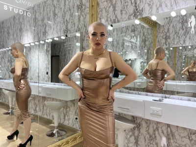 Camila_ChainnのSexy Bald 😏🤤の 3枚の写真