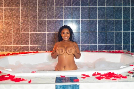 OliviaBurning What if we take a shower together? 💙 Bilde 8