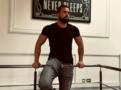 HayesWood Public  6টি ছবি