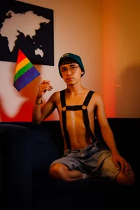 Thayler_jonesの"Your gaze doesn’t intimidate me. My pride shines brighter. 🌈😈"の 3枚の写真