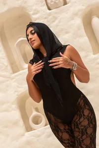 JuliCorrea_ black dress in the desert - {count, plural, one {תמונה אחת} two {שתי תמונות} many {# תמונות} other {# תמונות}}