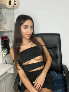isLucyCherry Public Pic 2
