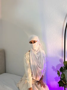 Public de raeesa_  2 photos