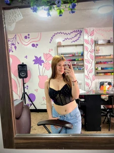 Olivia11_ Public Pic 4