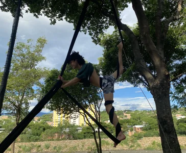 Cherry_boy_18 aerial dance Foto 2