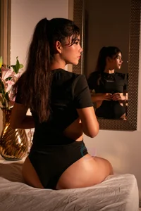 AriHale_Public图片