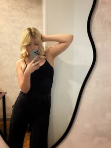 ZazaLiya I like to take photos in the mirror Pic