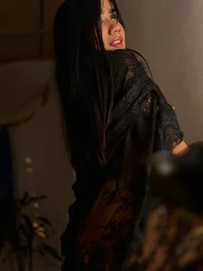 lizzy_kane Your girl in a robe 🖤 รูป  2