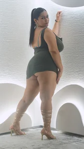 janecullen A night in my golden heels ✨ Foto 2