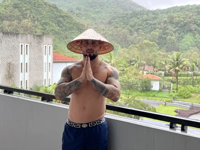 _DylanGreen Vietnam vacation  3টি ছবি