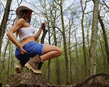 PlayfulShowのCaution: Sexy lumberjack on the loose🪓🔥の 3枚の写真