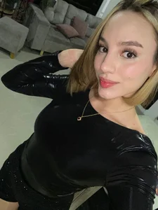 ambar_rosse25 You arrived just in time to make this day something special 🍒❤️‍🔥💖💞 Hình 2