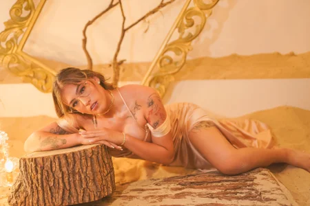 LiaaMoretti__: The Golden Goddess 🌟 ( 3 фото)