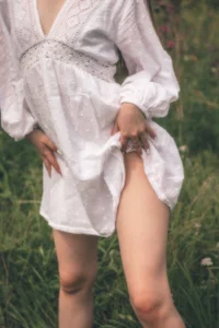 AmiLewis The grass tickles my heels😜 Pic 3