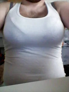 hugemaleboobs Public Foto 3