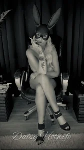 Daisy Hotwife - Smoking Godess de Daisy_Hotwife  2 photos
