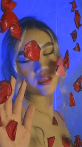 RebeccaHudson ROSES RAIN Immagine  4