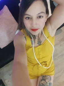 Ariana_blonde Come closer… I promise I don’t bite, unless you ask. 😈 Billede 4