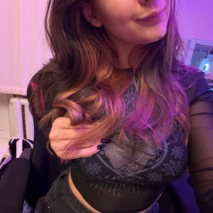 AliceVee pretty in pixels & purple lights 💜 Billede