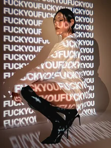 SarahYates Visual Control  5. fénykép