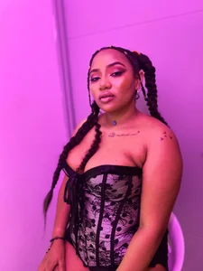 Lawrenhils Sensual Pic