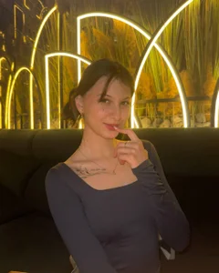 LouiseChavez Dinner time Pic 4