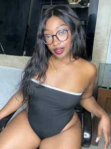 YallianaBrooks 😈A single glance won't be enough to take me all in🤤  5. fénykép