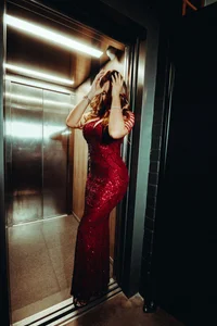 the girl in the elevator 🍾 de AnaCarrera Foto 3