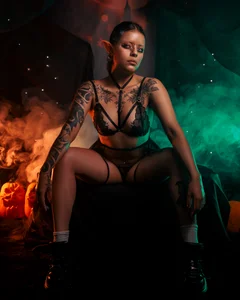 Amanda_Johnson__ SPOOKY SEASON 🎃 Pic 5