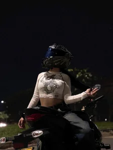 Clara_Luu Sweet, soft and a little dangerous 🏍️💗 Foto