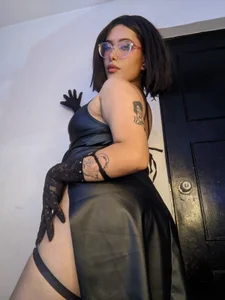 willow_poisson Willow in a sexy leather dress Pic 3