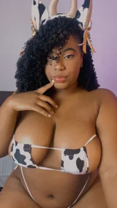 Tyra_Privacy una vaca lechera Immagine  2