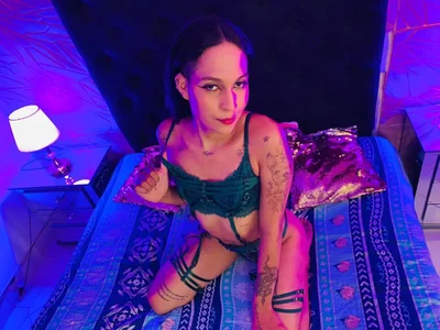 ChanelleJohnson_: Public ( 3 фото)