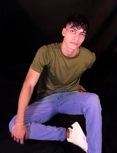 AlessioVitale 😏 You can’t stop staring, can you? Immagine 