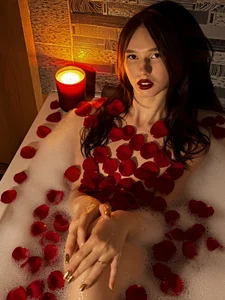 I love wine in the bath with rose petals de JenniferRousey Foto 2