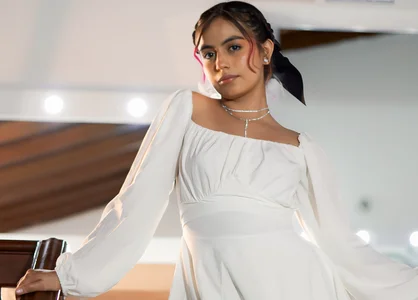 emily_bank With every curve of my white dress Foto 3