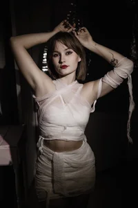 BritnieCute"The dust of centuries suits my face." Bild 4