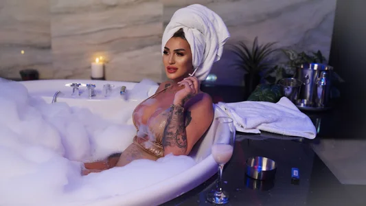 Nicol2NayaのBright, confident and full of naughty energy 😈の 2枚の写真