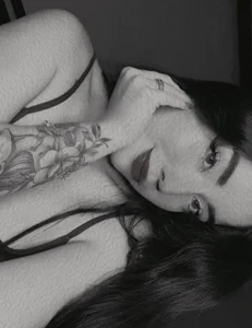 sarah_and_taylor BLACK AND WHITE ☯️ Immagine  2