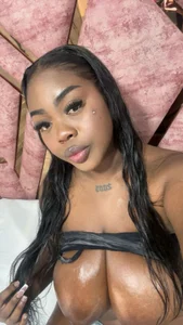 mia_alvaresのI'm your favorite black 😈の枚の写真