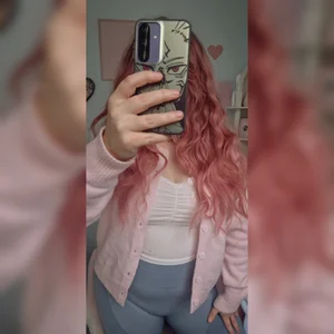 sweetvixen01 Magst du lieber die pinken oder roten Haare an mir? 🤭😘 Pic