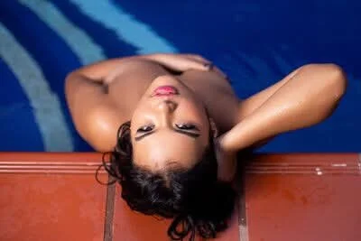 Emily_Rouse23 pool party Immagine 