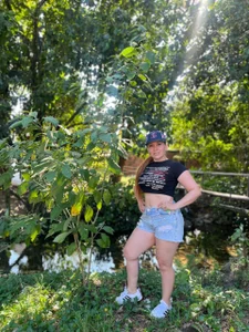 Laura_hotmilf Public  4টি ছবি