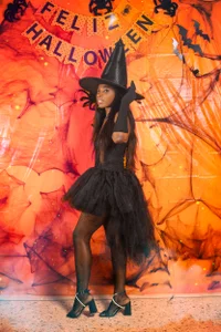 MonicaSchwartz This witch loves to lift things Foto 2